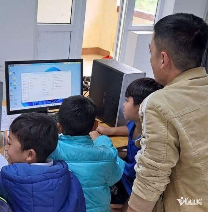 Thầy giáo Lê Thanh Linh - Trường TH&THCS A Bung, đang hướng dẫn học sinh thực hành môn Tin học. (Ảnh: Phạm Tiến)