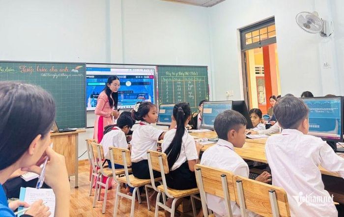Hiện nay, học sinh từ lớp 3 đến lớp 9 ở xã La Lay đều được học môn Tin học. (Ảnh: Phạm Tiến)