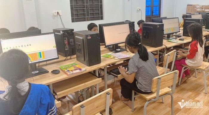 Các em học sinh Pa Cô ở xã La Lay tiếp cận với Tin học từ những kiến thức cơ bản. (Ảnh: Phạm Tiến)