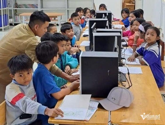 Trường TH&THCS A Bung hiện có có 80 máy tính phục vụ học tập. (Ảnh: Phạm Tiến)