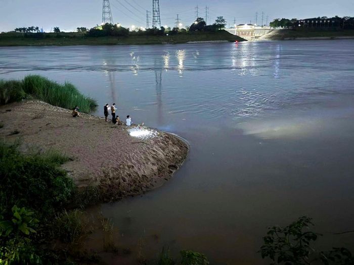 Khu vực sông Hồng thuộc Bến Đì, xã Mễ Sở, nơi xảy ra vụ đuối nước thương tâm. Ảnh: H.Y