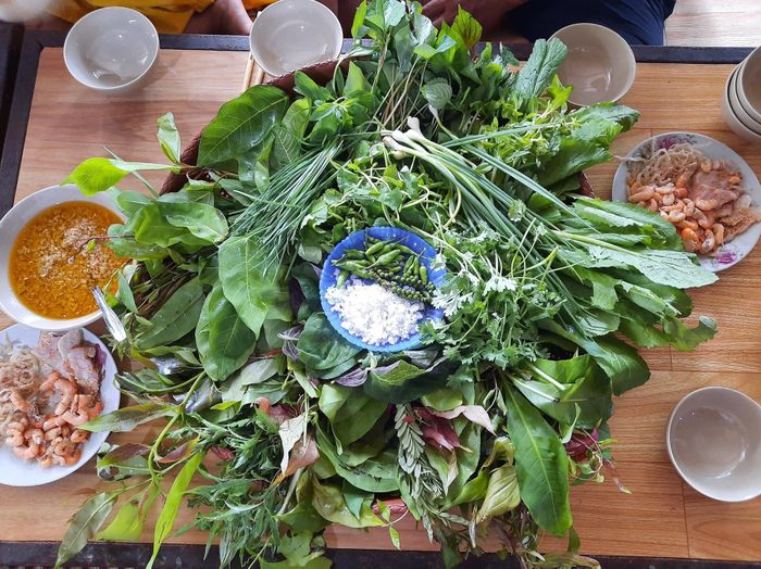 Vì gỏi lá chế biến chủ yếu từ các loại lá, giúp giải nhiệt, giải ngấy hiệu quả nên được thực khách hài hước ví như món ăn “hạ hỏa”, được ưa chuộng nhất là vào mùa hè. Ảnh: Andy Tăng