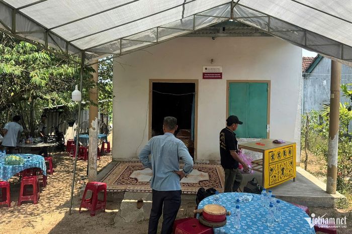 Hàng xóm và chính quyền địa phương phụ giúp gia đình chị Lựu lo hậu sự cho hai con.