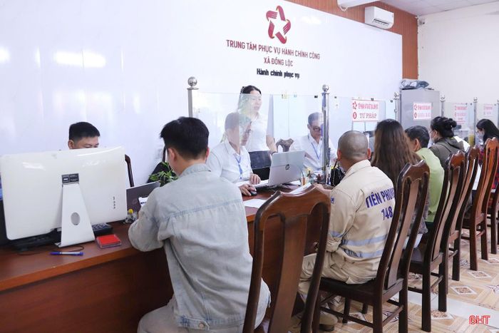 Người dân đến làm thủ tục hành chính tại Trung tâm Phục vụ hành chính công xã Đồng Lộc.