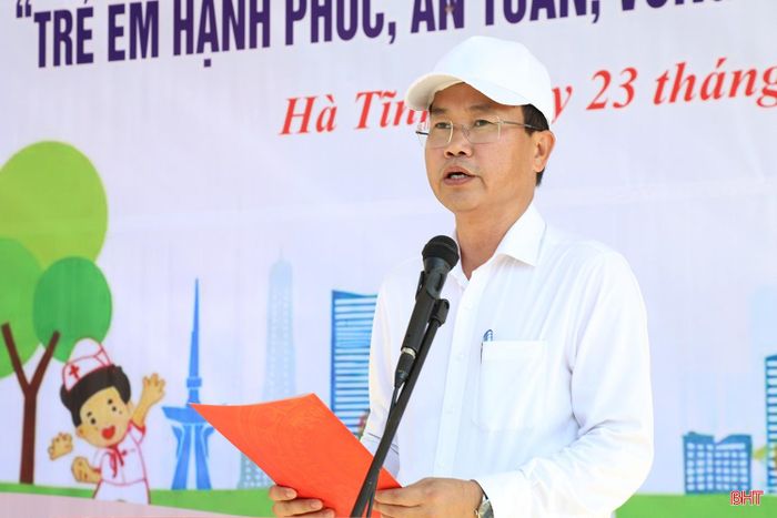 Ông Mai Văn Dũng - Phó Chủ tịch UBND xã Thạch Hà phát biểu hưởng ứng lễ phát động.