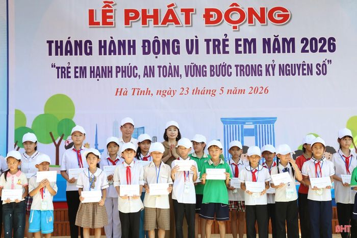 117 em học sinh có hoàn cảnh khó khăn được nhận học bổng của Tổ chức Zhi shan Foundation Taiwan.