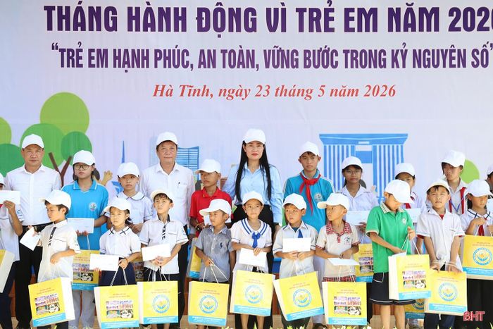 Phó Chủ tịch HĐND tỉnh Nguyễn Thị Việt Hà và lãnh đạo các đơn vị trao 40 suất quà cho học sinh có hoàn cảnh khó khăn.