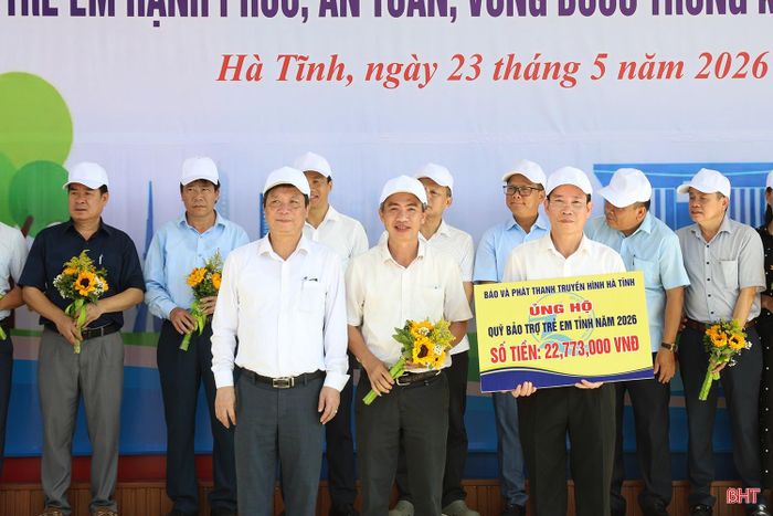 Đại diện các cơ quan, đơn vị trao biểu trưng ủng hộ Quỹ Bảo trợ trẻ em tỉnh Hà Tĩnh.