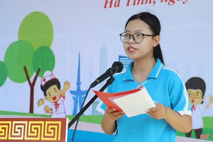 Em Nguyễn Phạm Thanh Trúc - học sinh lớp 9A, Trường THCS Phan Huy Chú phát biểu hưởng ứng tại lễ phát động.