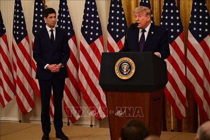 Tổng thống Mỹ Donald Trump (phải) phát biểu tại lễ tuyên thệ nhậm chức của tân Chủ tịch Cục Dự trữ Liên bang Mỹ (FED) Kevin Warsh ở Washington DC., ngày 22/5/2026. Ảnh: Anadolu Agency/TTXVN.