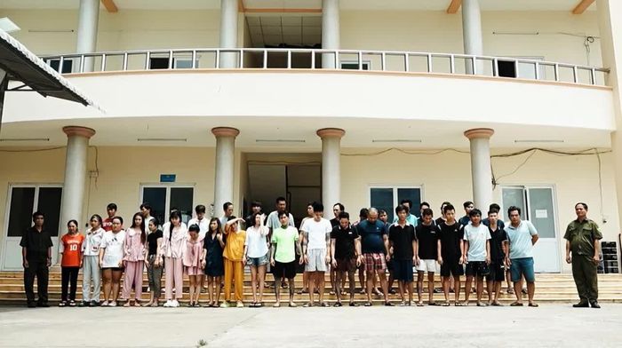 Các đối tượng trong đường dây ma túy bị bắt giữ để điều tra.