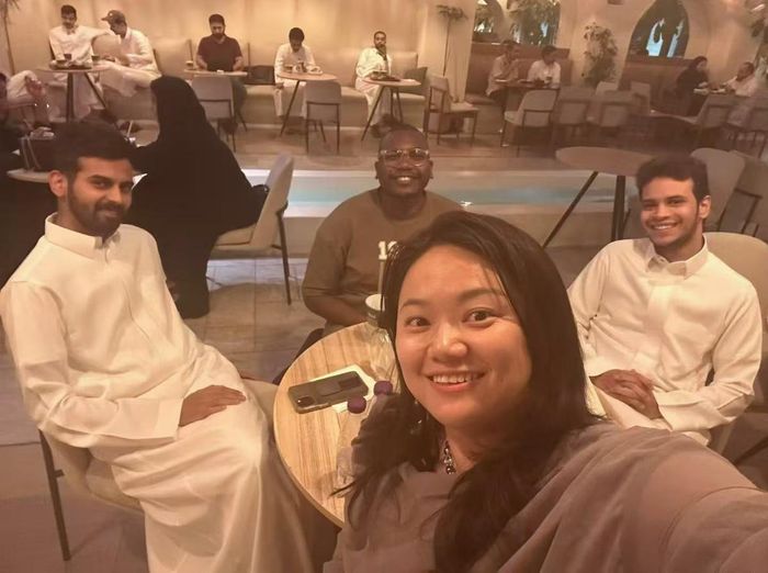 Lưu Đan Như chụp ảnh selfie cùng các đồng nghiệp Ả Rập Xê Út, năm 2025. Ảnh do nhân vật cung cấp.
