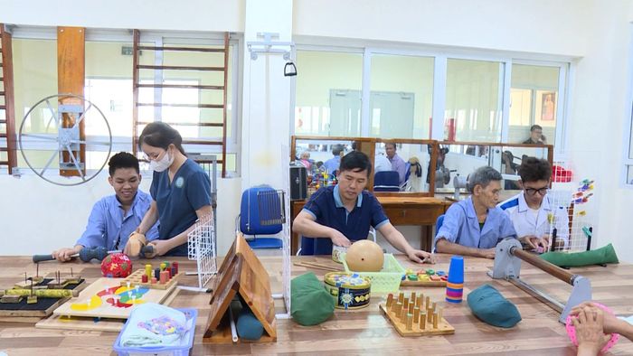 Các kỹ thuật viên, điều dưỡng phục hồi các tri giác cho bệnh nhân.