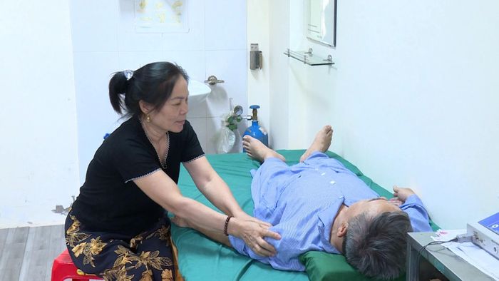 Bà Cao Thị Yến, xã Cẩm Thủy, động viên chồng an tâm điều trị.