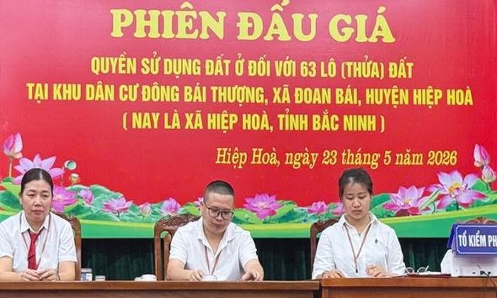  Tổ kiểm phiếu làm nhiệm vụ tại phiên đấu giá sáng 23/5. 