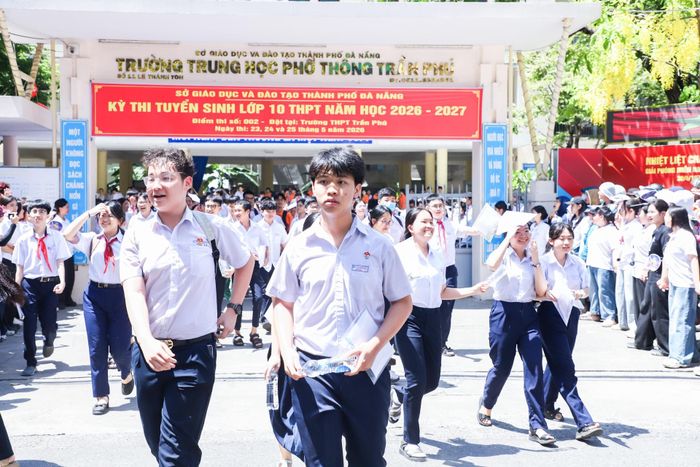 Nhiều thí sinh tại điểm thi Trường THPT Trần Phú (phường Hải Châu) khẳng định làm bài tốt. Ảnh: NGỌC PHÚ
