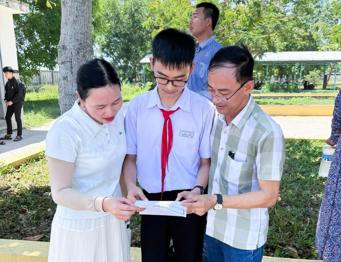 Phụ huynh và học sinh thảo luận sau khi kết thúc môn thi đầu tiên. Ảnh: NGỌC PHÚ