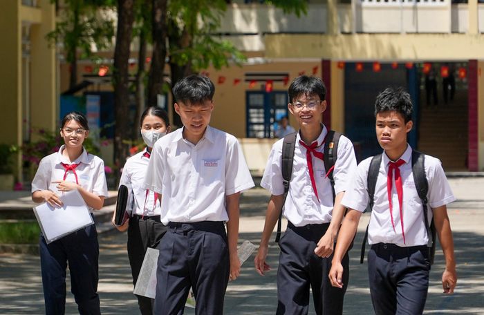 Thí sinh tại điểm thi Trường THPT Phan Bội Châu (phường Hương Trà) vui vẻ rời phòng thi. Ảnh: HỒ QUÂN