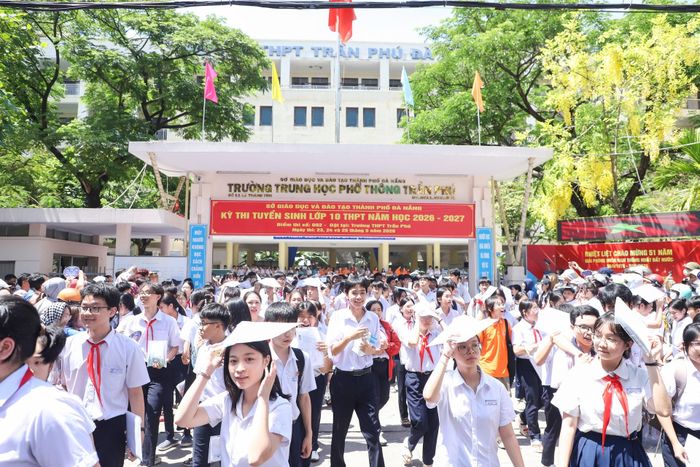 Học sinh hào hứng sau khi kết thúc thi môn Ngữ văn. Ảnh: NGỌC PHÚ