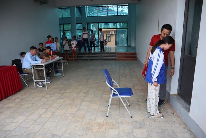 VĐV kiểm tra chiều cao, cân nặng.