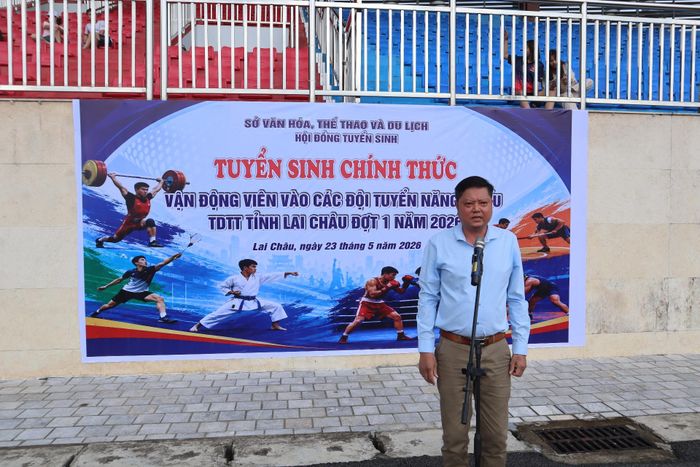 Ông Trần Xuân Kiên – Giám đốc Trung tâm Huấn luyện và Thi đấu TDTT tỉnh, Phó Chủ tịch Thường trực Hội đồng tuyển sinh chính thức VĐV vào các đội tuyển năng khiếu TDTT của tỉnh phát biểu tại buổi kiểm tra.