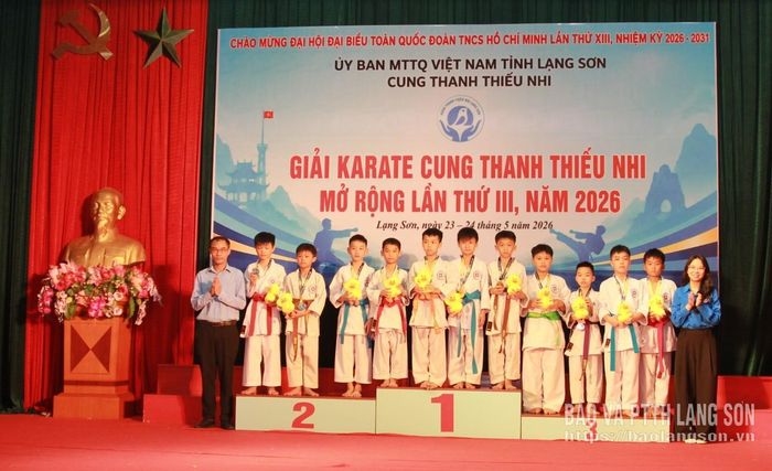 Ban tổ chức trao huy chương cho các vận động viên