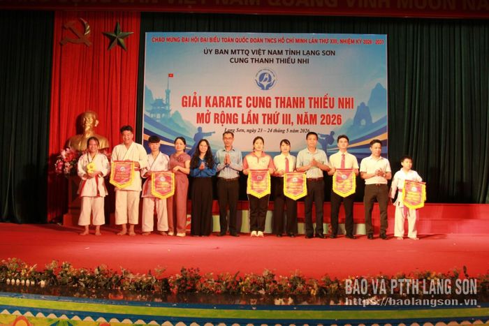 Ban tổ chức trao cờ lưu niệm cho các đoàn