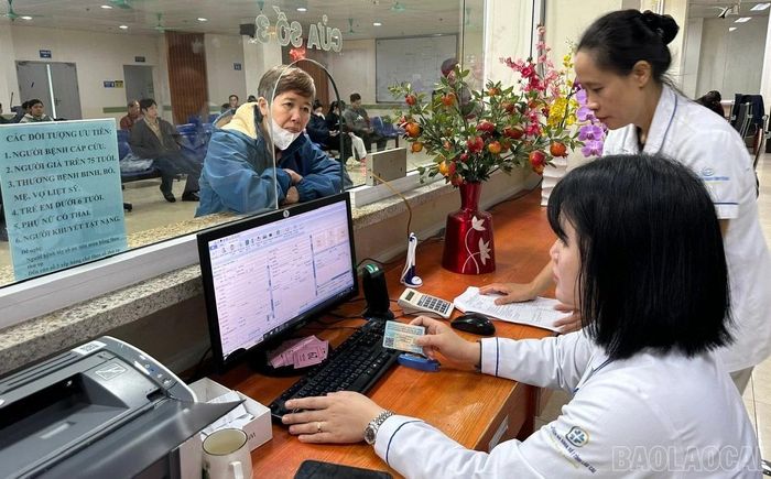 Người dân sử dụng căn cước công dân khi đi khám bệnh bảo hiểm y tế.