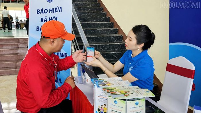 Người dân được hướng dẫn cài đặt và sử dụng ứng dụng VssID.