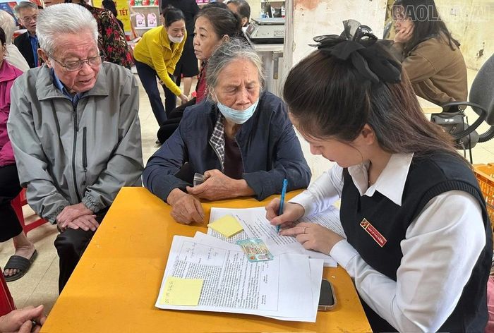 Người dân đăng ký mở tài khoản ngân hàng để lĩnh lương hưu và trợ cấp bảo hiểm xã hội.