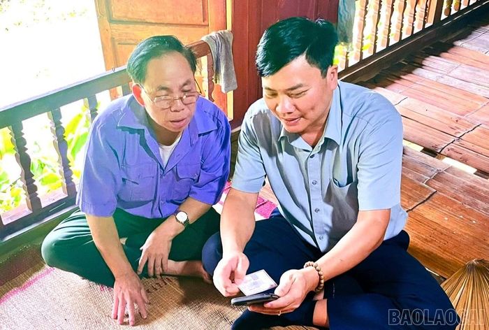 Lãnh đạo Bảo hiểm xã hội tỉnh Lào Cai hướng dẫn người dân tra cứu thông tin thẻ bảo hiểm y tế trên ứng dụng VssID.