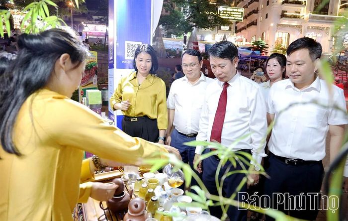 Phó Chủ tịch UBND tỉnh Nguyễn Khắc Hiếu và các đại biểu tham quan các gian trưng bày sản phẩm.