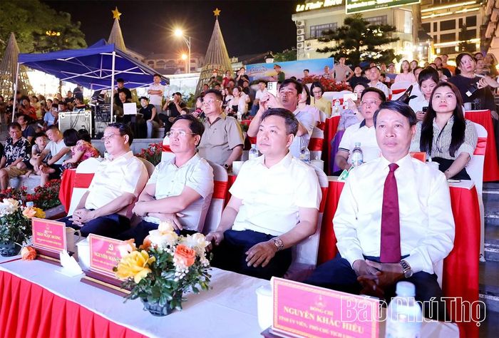 Các đại biểu dự khai mạc.