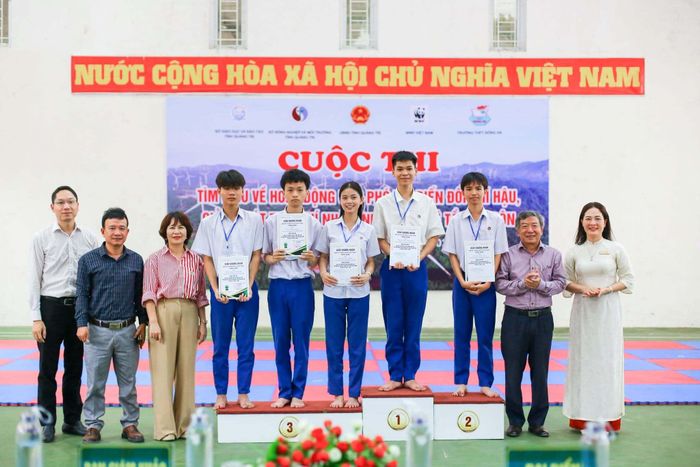 Trao giải cho học sinh đạt thành tích tại cuộc thi ở Trường THPT Đông Hà - Ảnh: Đ.V