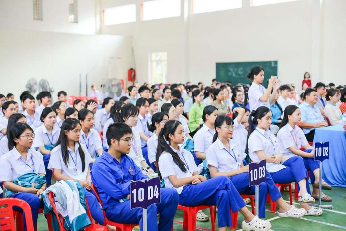 Học sinh Trường THPT Đông Hà hào hứng tham gia cuộc thi “Tìm hiểu về hoạt động ứng phó với biến đổi khí hậu, giảm phát thải khí nhà kính và bảo vệ tầng ô-dôn” - Ảnh: Đ.V