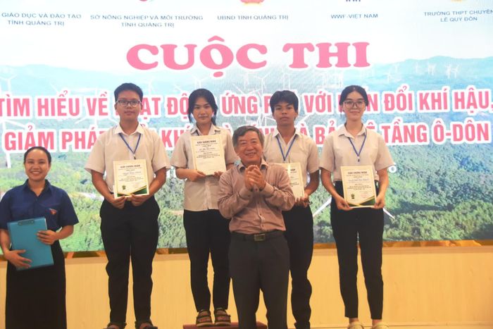 Trao giải cuộc thi tại Trường THPT chuyên Lê Quý Đôn - Ảnh: Đ.V