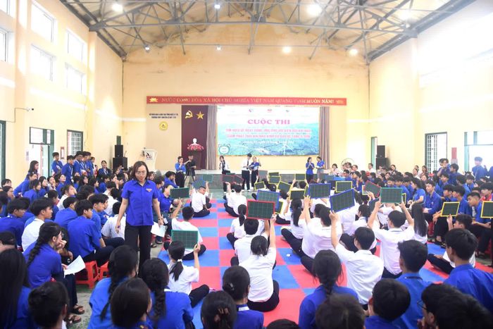 Học sinh Trường THPT chuyên Lê Quý Đôn sôi nổi tham gia phần thi tìm hiểu về biến đổi khí hậu - Ảnh: Đ.V
