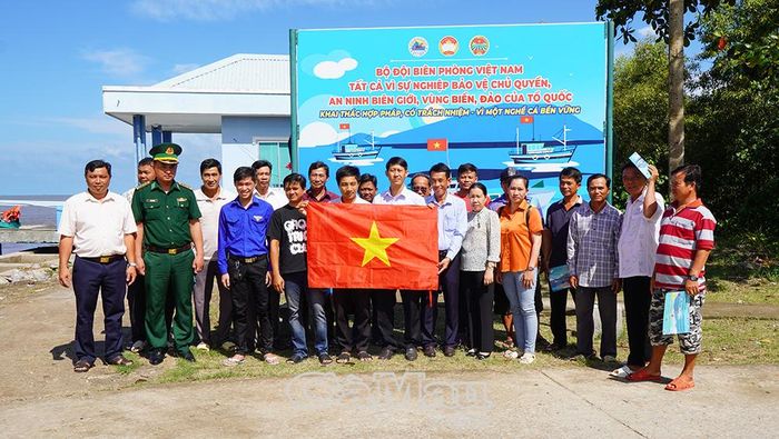 Những lá cờ Tổ quốc được trao tặng, tiếp thêm động lực cho ngư dân vươn khơi bám biển và bảo vệ chủ quyền biển đảo.