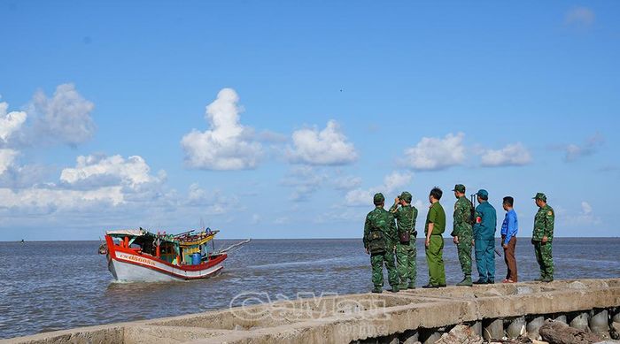 Đồn Biên phòng Khánh Tiến phối hợp lực lượng công an, quân sự tuần tra, kiểm soát tàu thuyền ra vào tại cửa biển Hương Mai (xã U Minh).