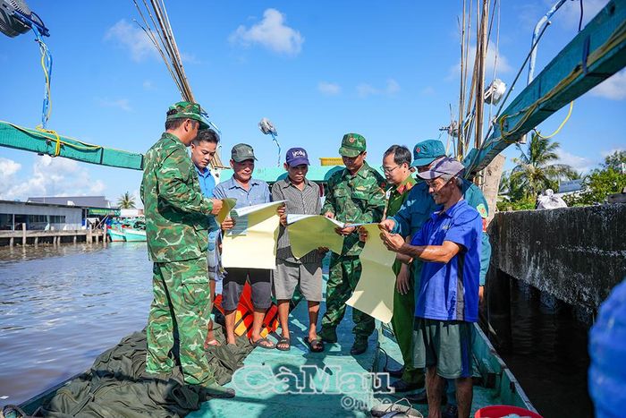 Các ngành chức năng phối hợp tuyên truyền về chống khai thác IUU bằng nhiều hình thức.