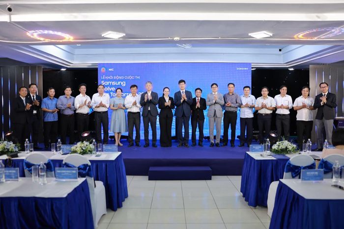Các đại biểu chụp ảnh tại lễ phát động Cuộc thi Samsung Solve for Tomorrow 2026 tại khu vực phía Nam.