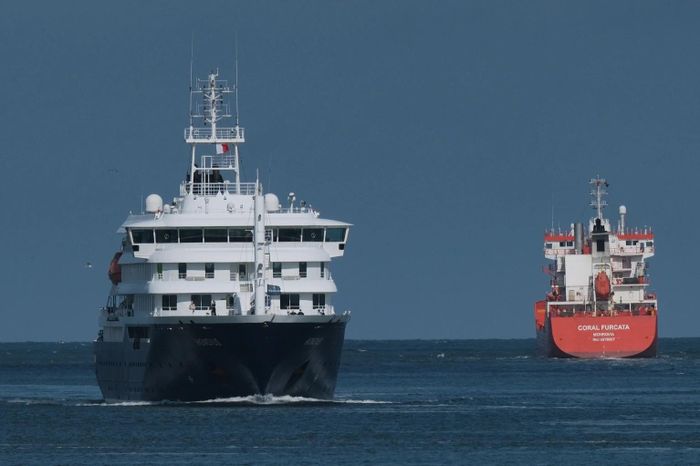 Tàu du lịch MV Hondius cập cảng Rotterdam (Hà Lan) ngày 18/5. (Nguồn: AP)
