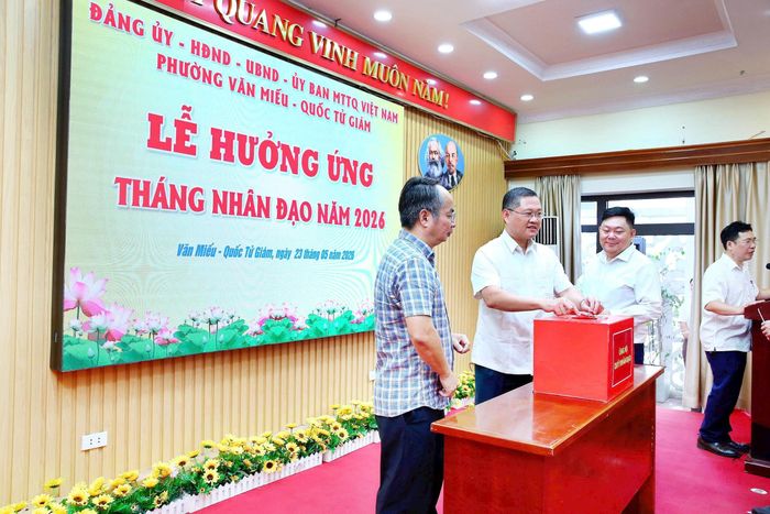 Lãnh đạo phường Văn Miếu - Quốc Tử Giám hưởng ứng Tháng Nhân đạo năm 2026. Ảnh: Lê Hòa.