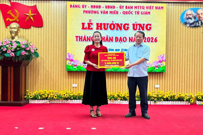 Tại hội nghị, Đảng ủy - HĐND - UBND - UBMTTQ phường Văn Miếu - Quốc Tử Giám trao số tiền hỗ trợ tới Hội Chữ thập đỏ phường để gửi tới những hoàn cảnh khó khăn trên địa bàn. Ảnh: An Quyên.