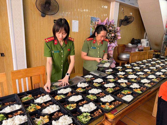 Các cán bộ, chiến sĩ Công an tất bật từ sớm chuẩn bị bữa ăn đủ dinh dưỡng, đảm bảo an toàn vệ sinh thực phẩm để trao tới bệnh nhân.