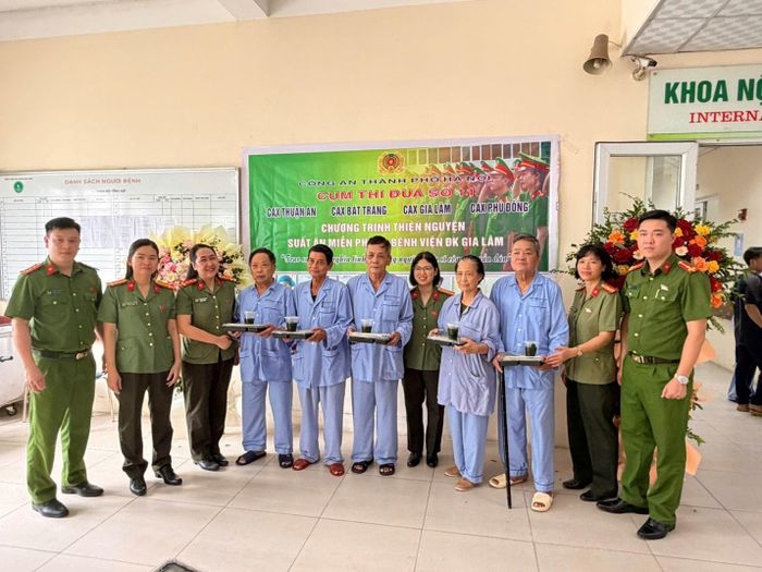Những việc làm nhỏ bé nhưng thiết thực góp phần giúp người dân thêm tin yêu, gần gũi với lực lượng công an cơ sở.