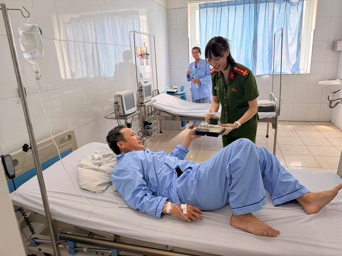 Những suất ăn được các cán bộ, chiến sĩ trao tận tay cho bệnh nhân kèm theo những lời thăm hỏi, động viên chân thành.