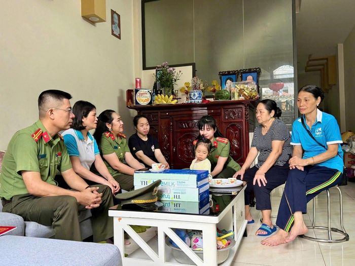 Không chỉ hỗ trợ kinh phí trang trải sinh hoạt, quần áo, đồ chơi…, các cán bộ, chiến sĩ Công an xã Gia Lâm còn thường xuyên đến thăm hỏi, động viên tinh thần cháu Bình An.