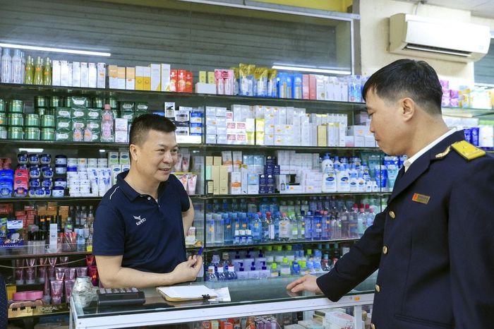Cán bộ thuế hướng dẫn hộ kinh doanh các quy định liên quan đến thuế.