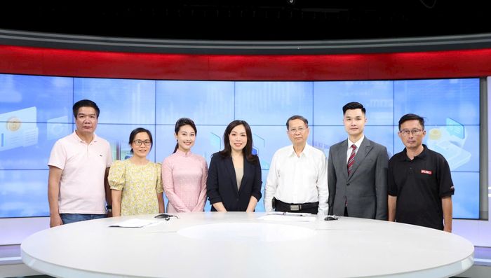 Khách mời và ê kíp thực hiện chương trình. Ảnh: Thanh Hải